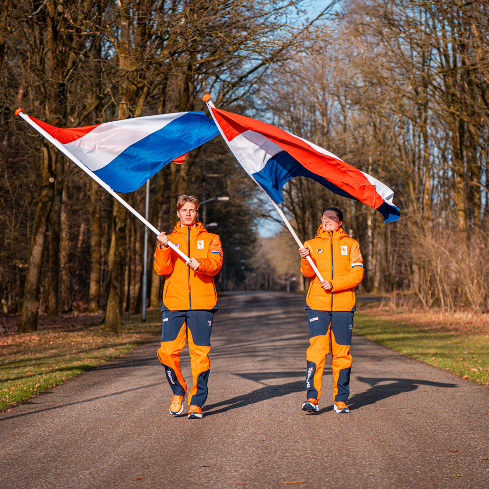 Vlaggendragers Jens Van T Wout En Kimberley Bos 1080X1080