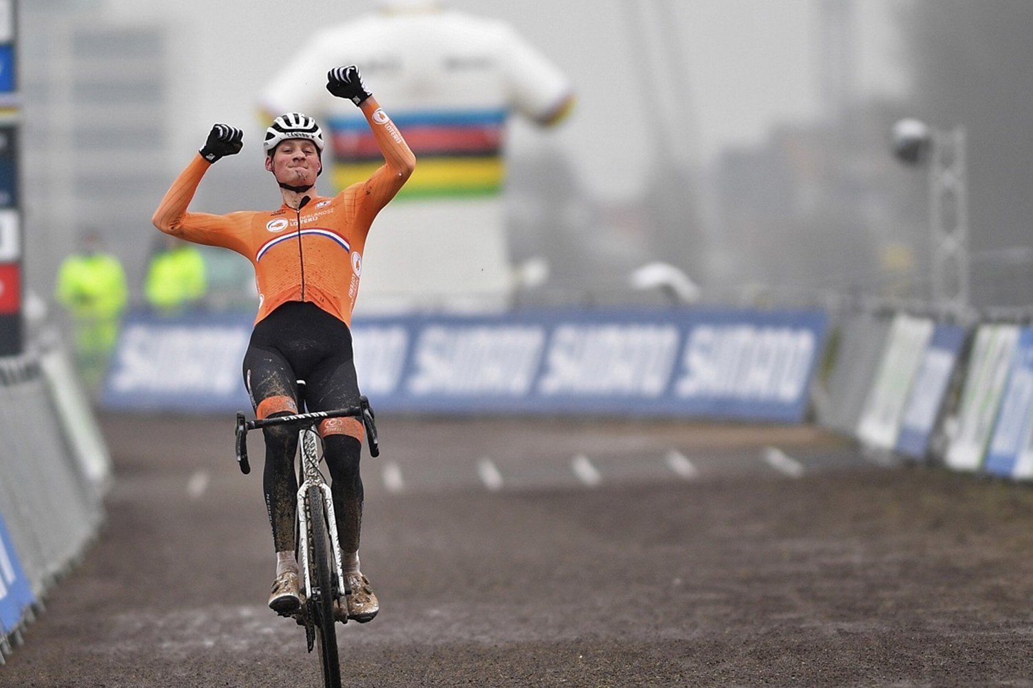 Mathieu Van Der Poel Juicht Wk oostende 2021 ANP