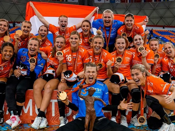 Handbalsters Met Wereldbeker 2019 ANP 1200X857