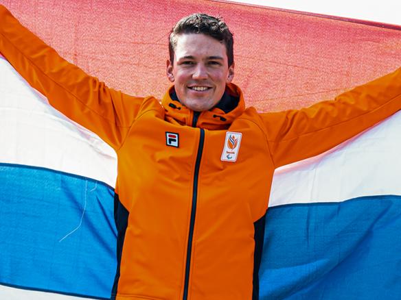 Niels De Langen Draagt Vlag Paralympische Spelen Beijing 2022 1200