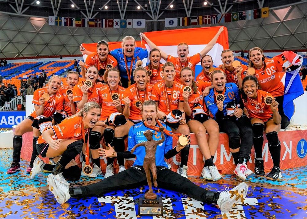 Handbalsters met wereldbeker ANP-1200x857.jpg