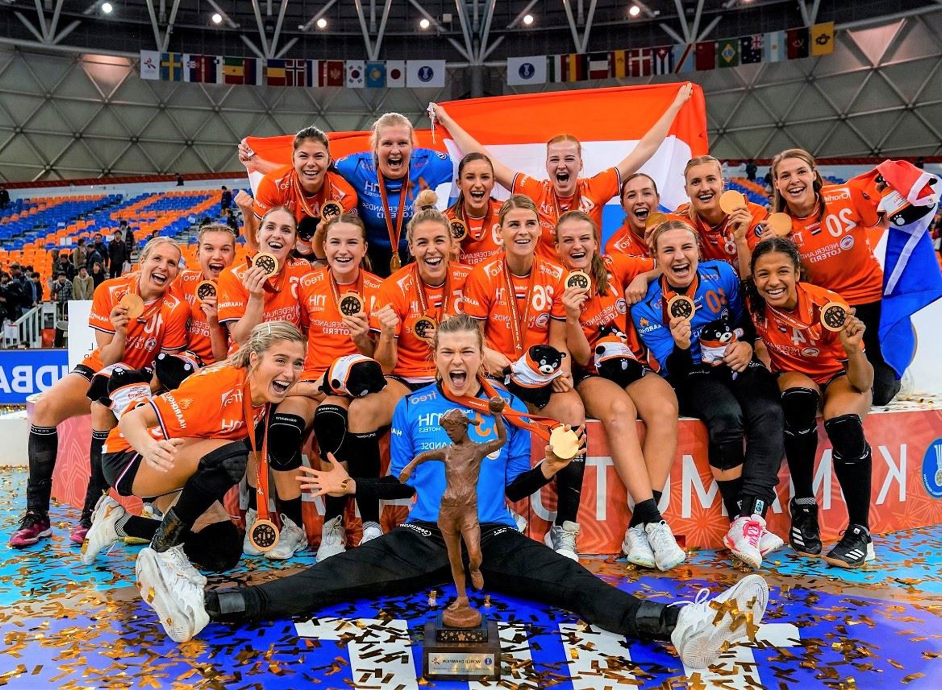 Handbalsters met wereldbeker ANP-1200x857.jpg