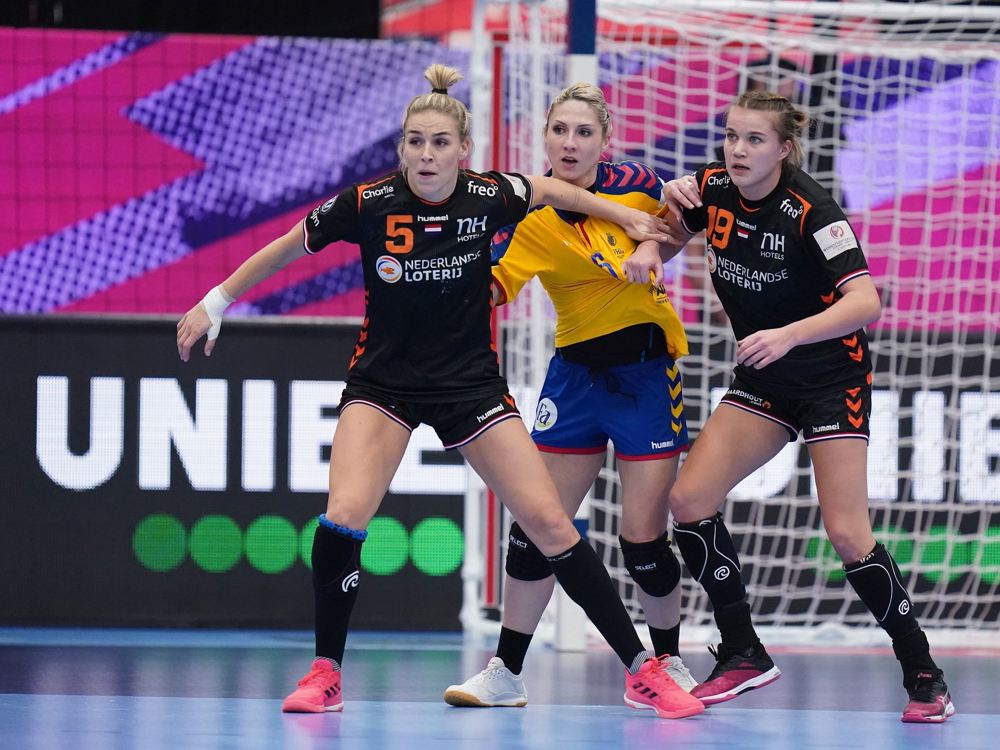 Jessy Kramer Merel Freriks EK handbal nedroe 2400x1600.jpg