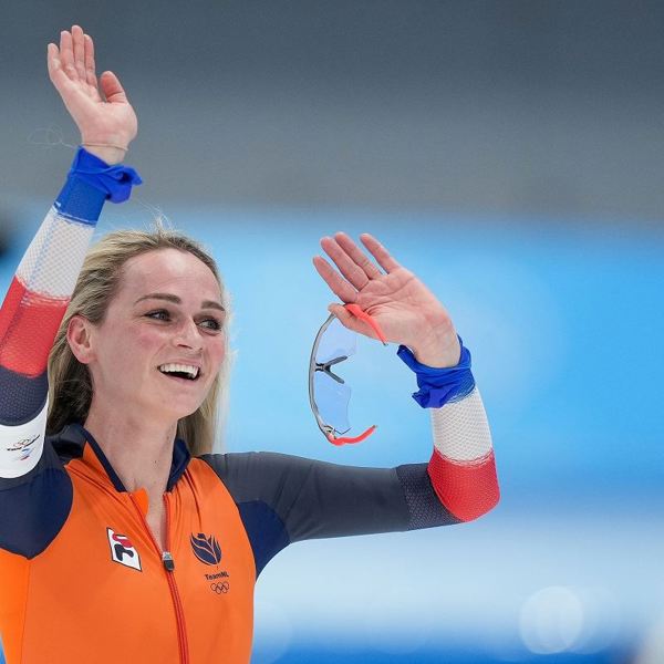 Irene Schouten juicht na 5KM OS 2022 BSR AGENCY.jpg