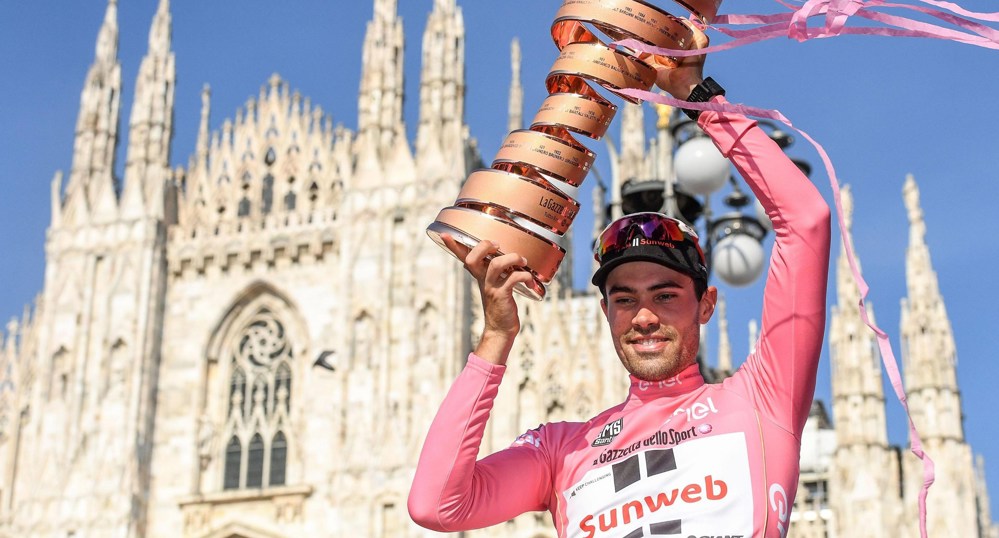 Tom Dumoulin met trofee Giro.jpg