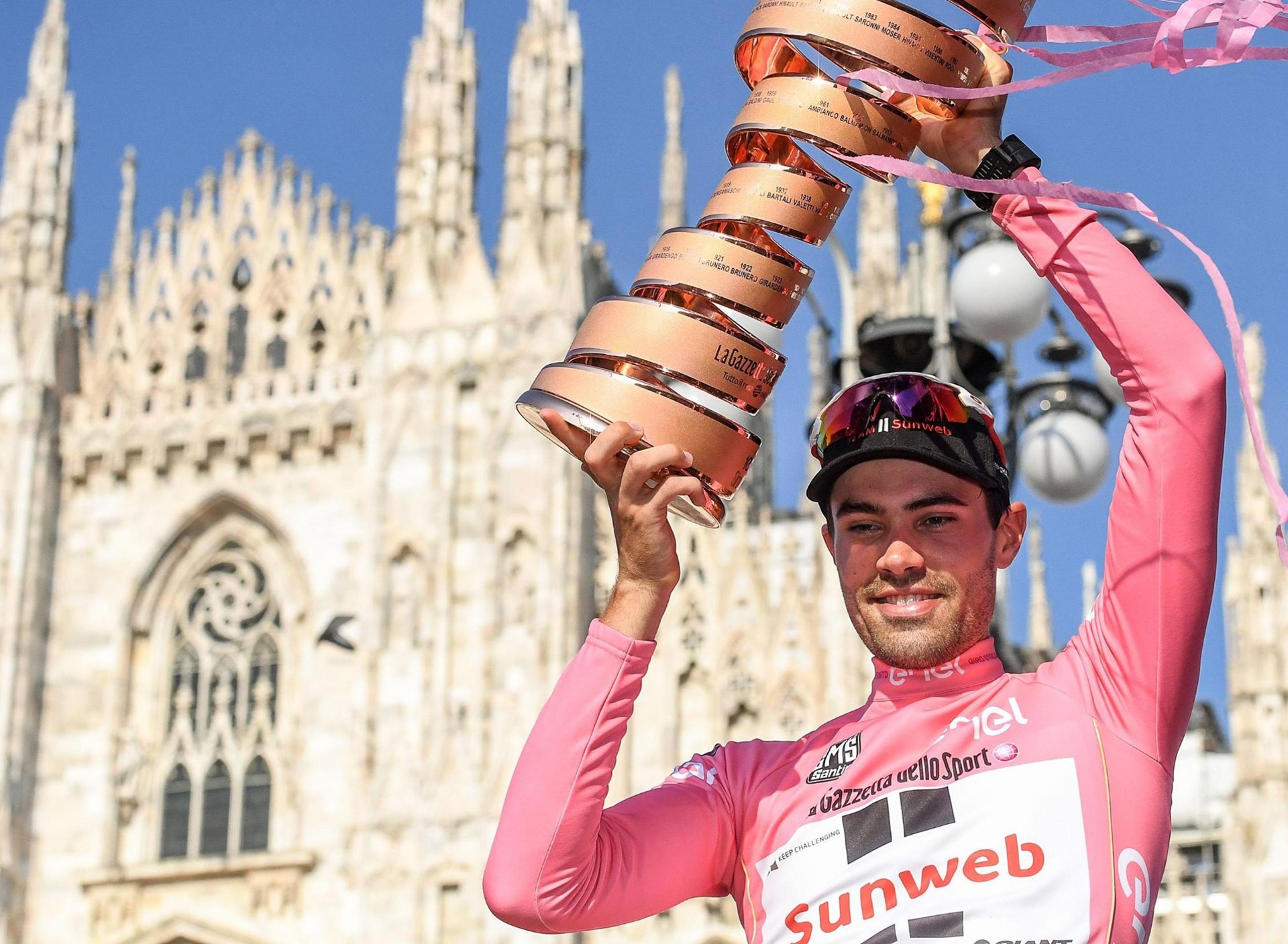 Tom Dumoulin met trofee Giro.jpg