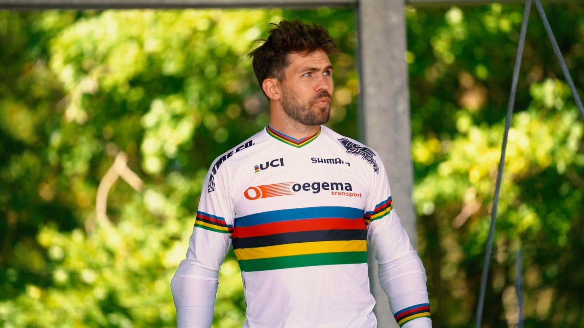 Twan Van Gendt Portret In Regenboogtrui (2)