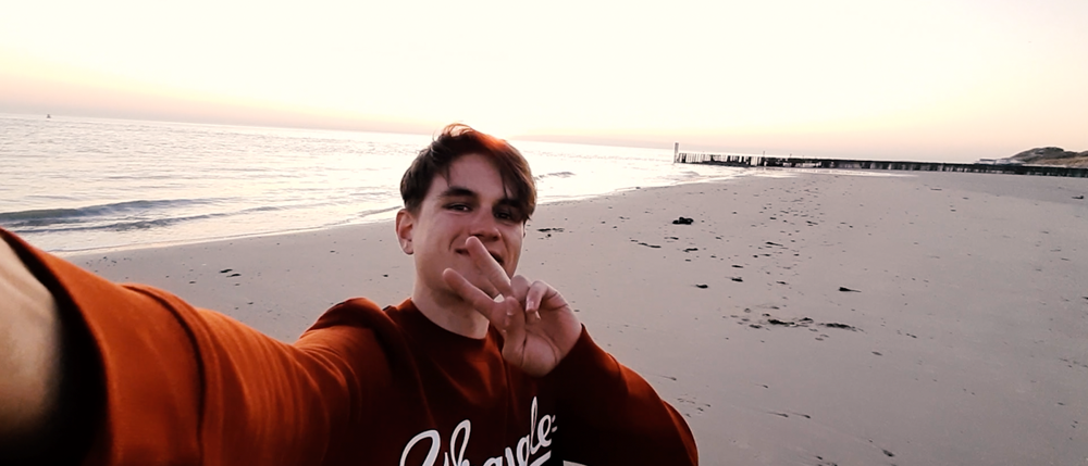 Milan Vader Quarantainevlog selfie op strand (3)