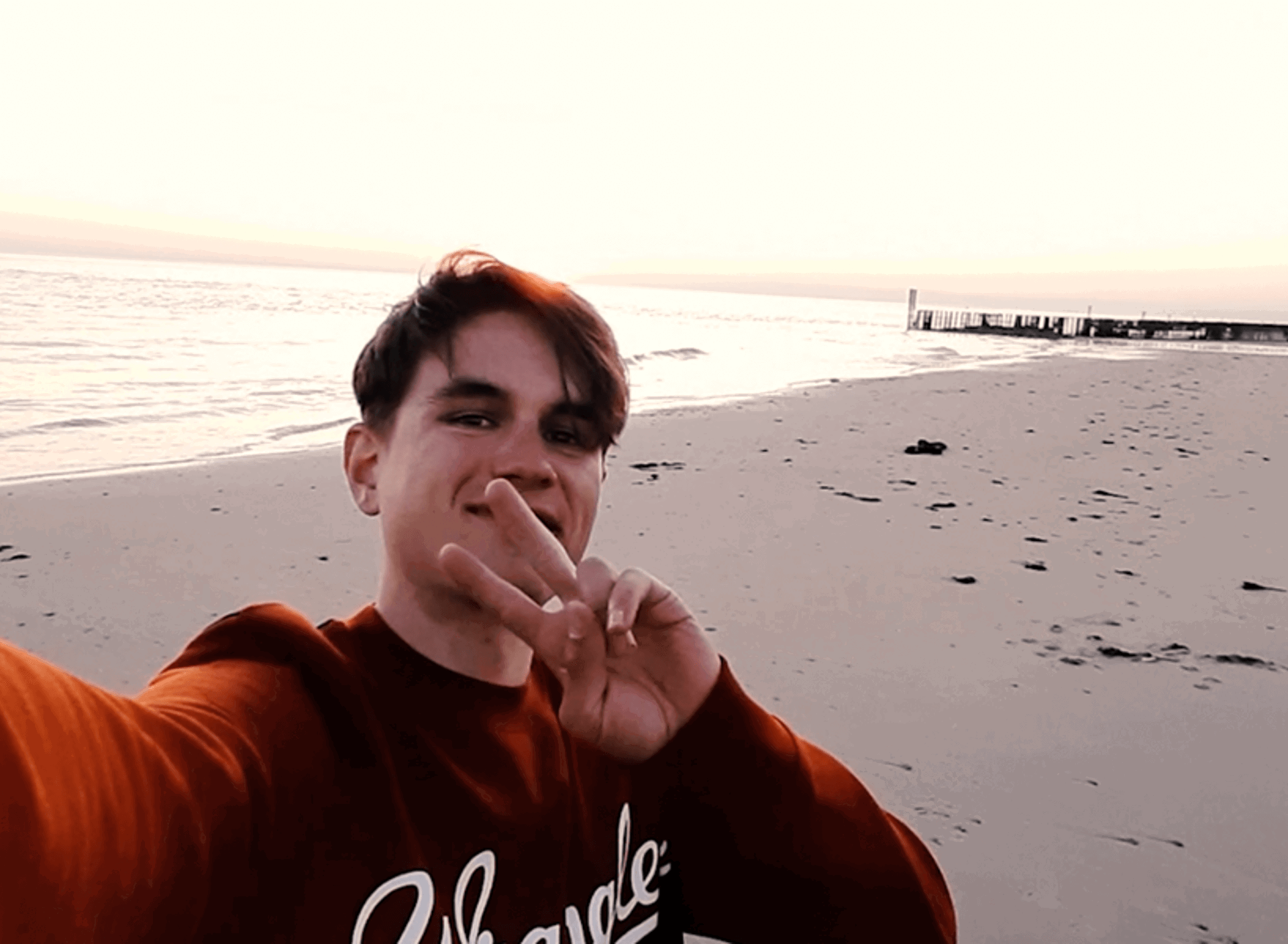 Milan Vader Quarantainevlog selfie op strand (3)