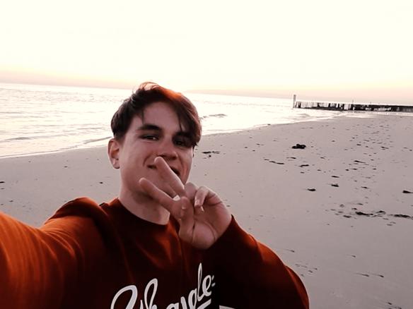 Milan Vader Quarantainevlog selfie op strand (3)