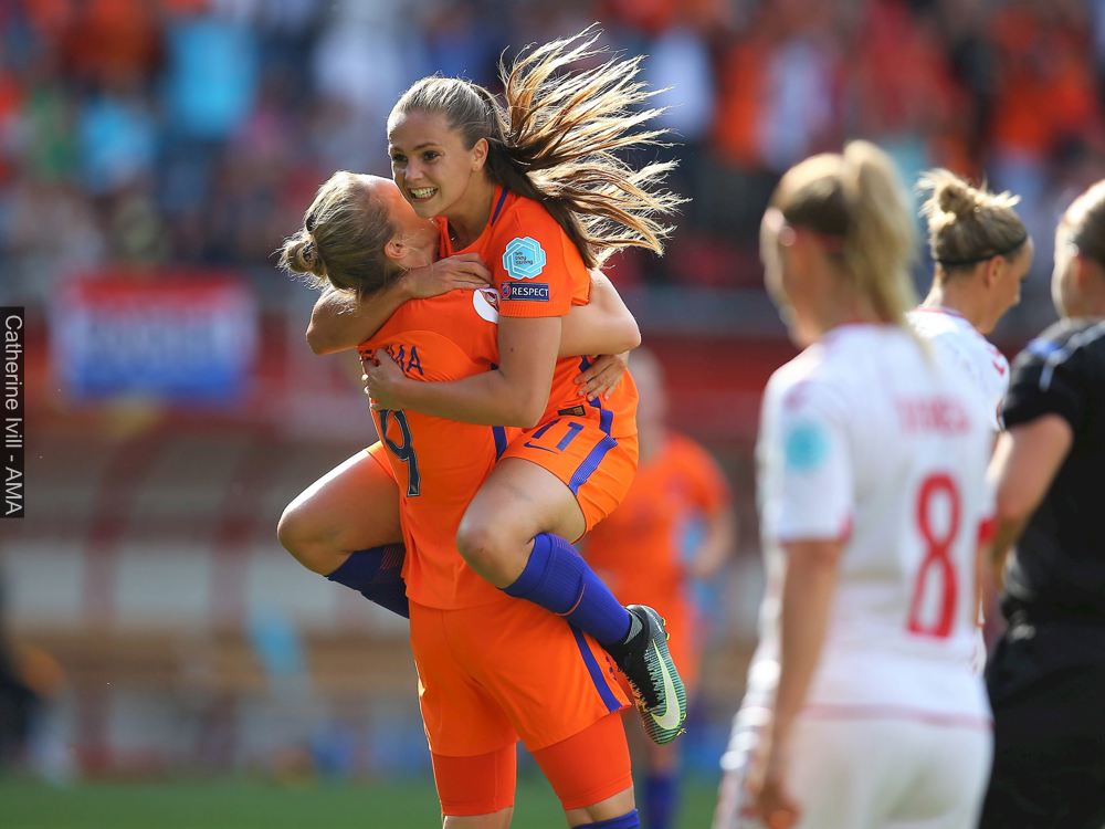 Lieke Martens en Vivianne Miedema juichen.jpg