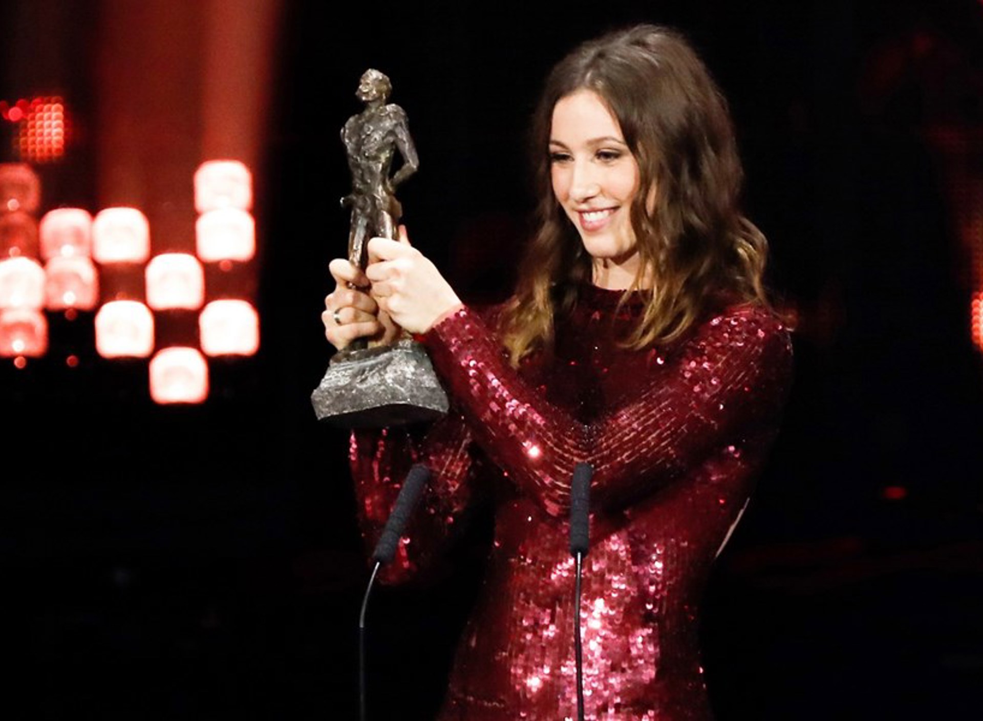 Suzanne Schulting met Jaap Eden Award.jpg