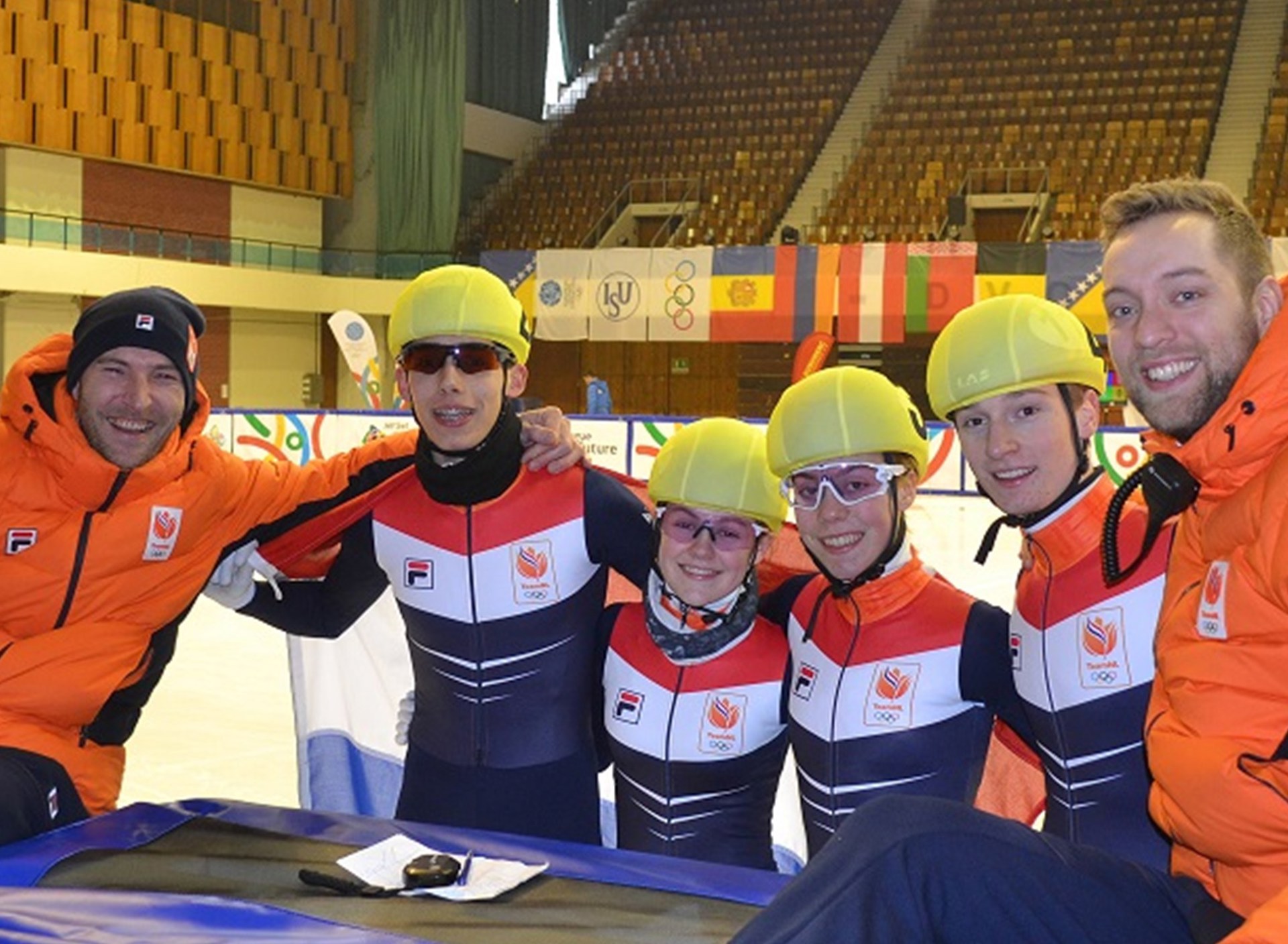 190215 2 EYOF shorttrack relayteam brons met coaches en vlag.jpg