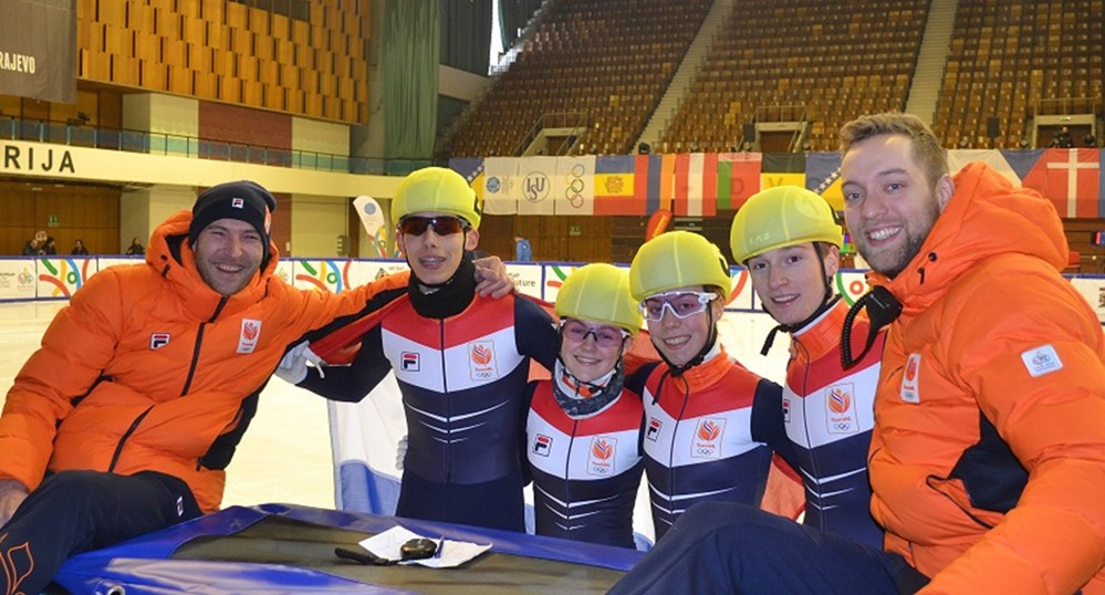 190215 2 EYOF shorttrack relayteam brons met coaches en vlag.jpg