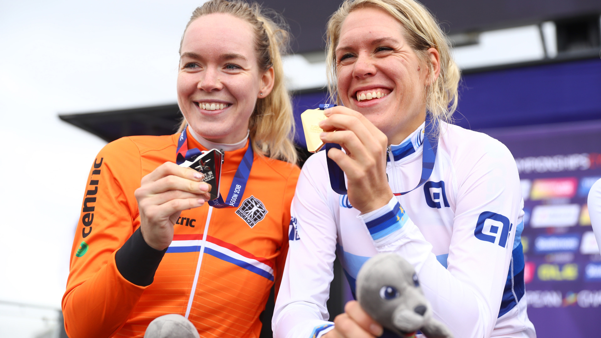 Anna van der Breggen zilver en Ellen van Dijk goud  tijdrit EK Glasgow 2018.jpg