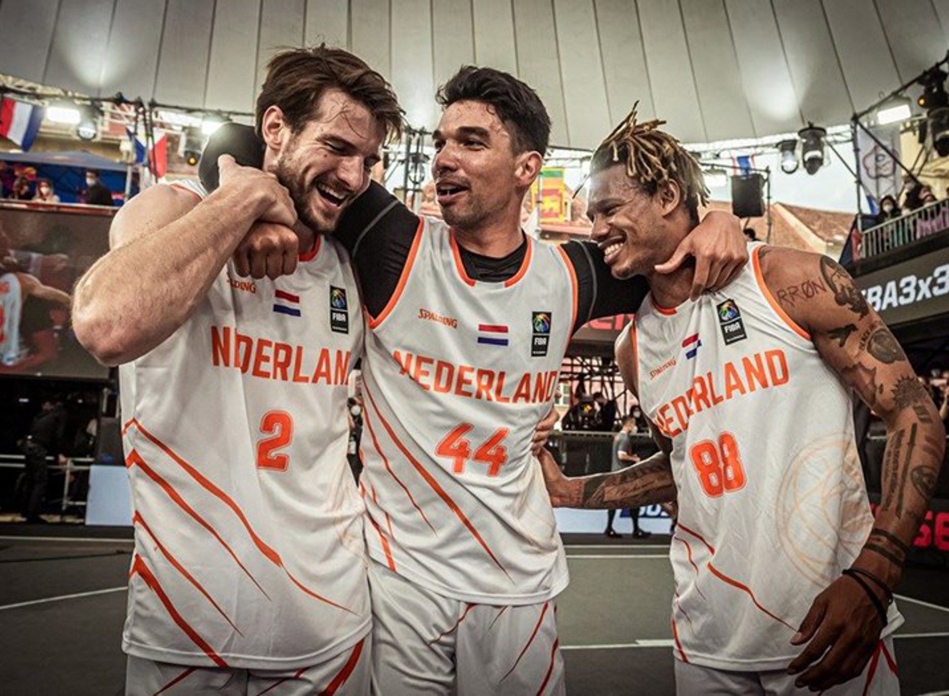88 Jessey Voorn 44 Arvin Slagter 2 julian Jaring OKT 2021 bron FIBA.jpg