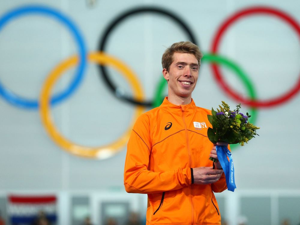 Jorrit Bergsma bloemen sochi 2014.jpg