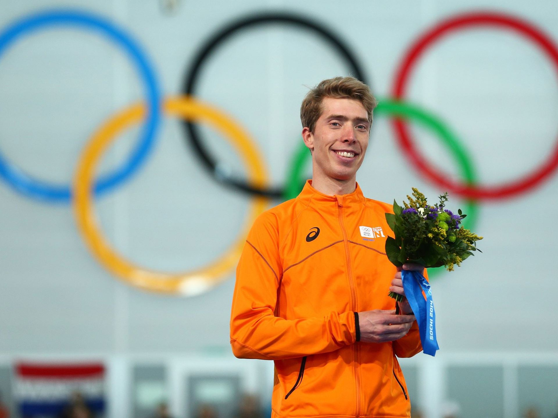 Jorrit Bergsma bloemen sochi 2014.jpg