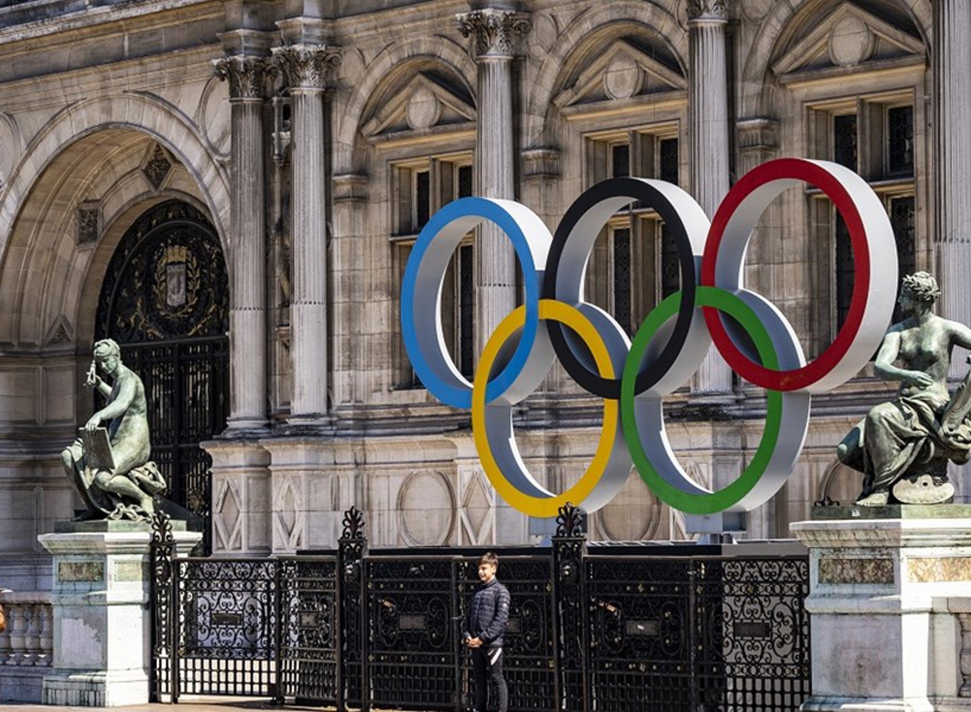 Olympische Ringen Voor Stadhuis Parijs ANP 1200X800