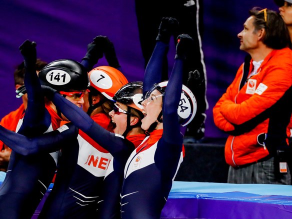Bronzen shorttracksters juichen.jpg