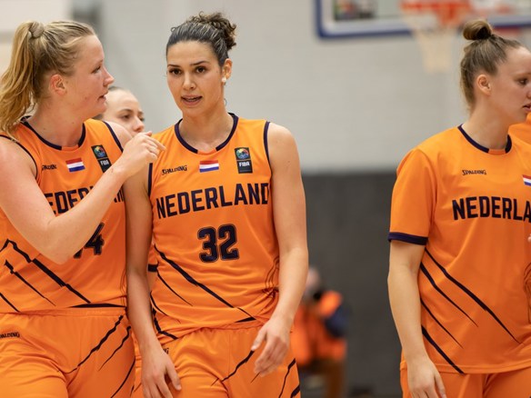 14112021 Chatilla Van Grinsven (32) En Emese Hof Foto Fiba.Basketball