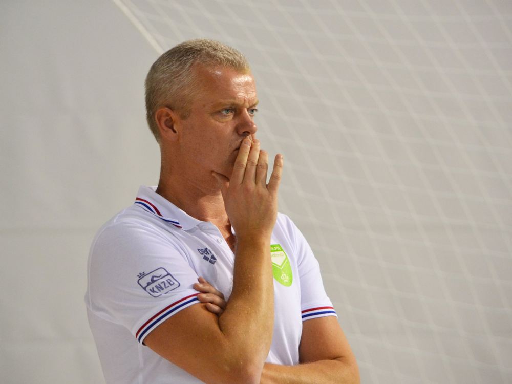 Waterpolo Robin van Galen peinzen.JPG