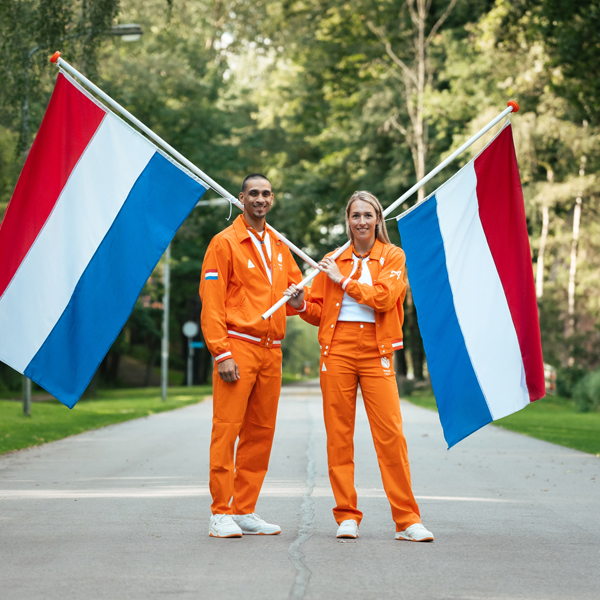 Vlaggendragers Worthy De Jong Lois Abbingh