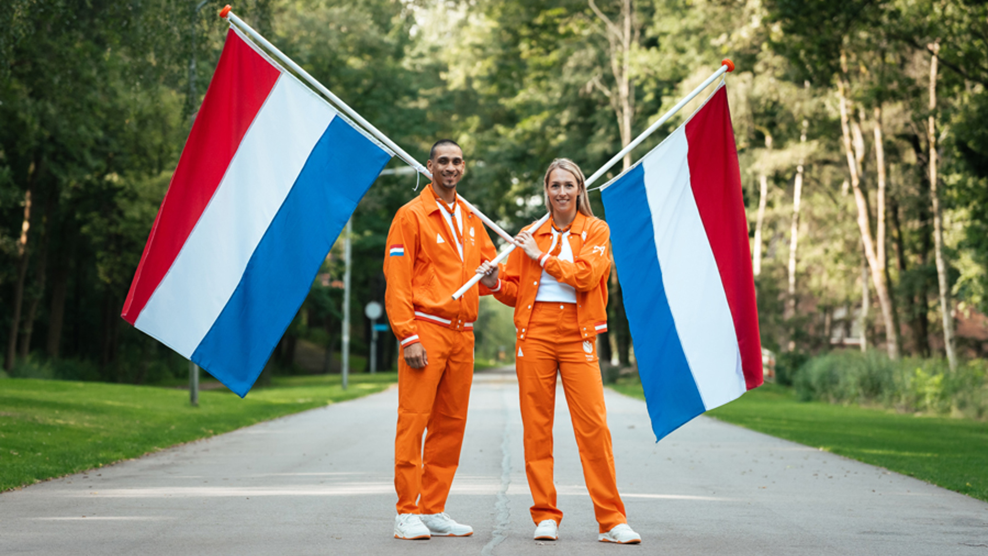 Vlaggendragers Worthy De Jong Lois Abbingh