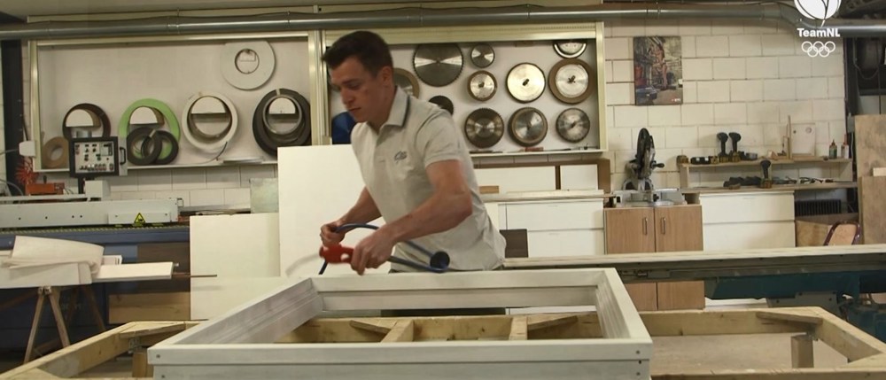 Dave van der Burg als timmerman