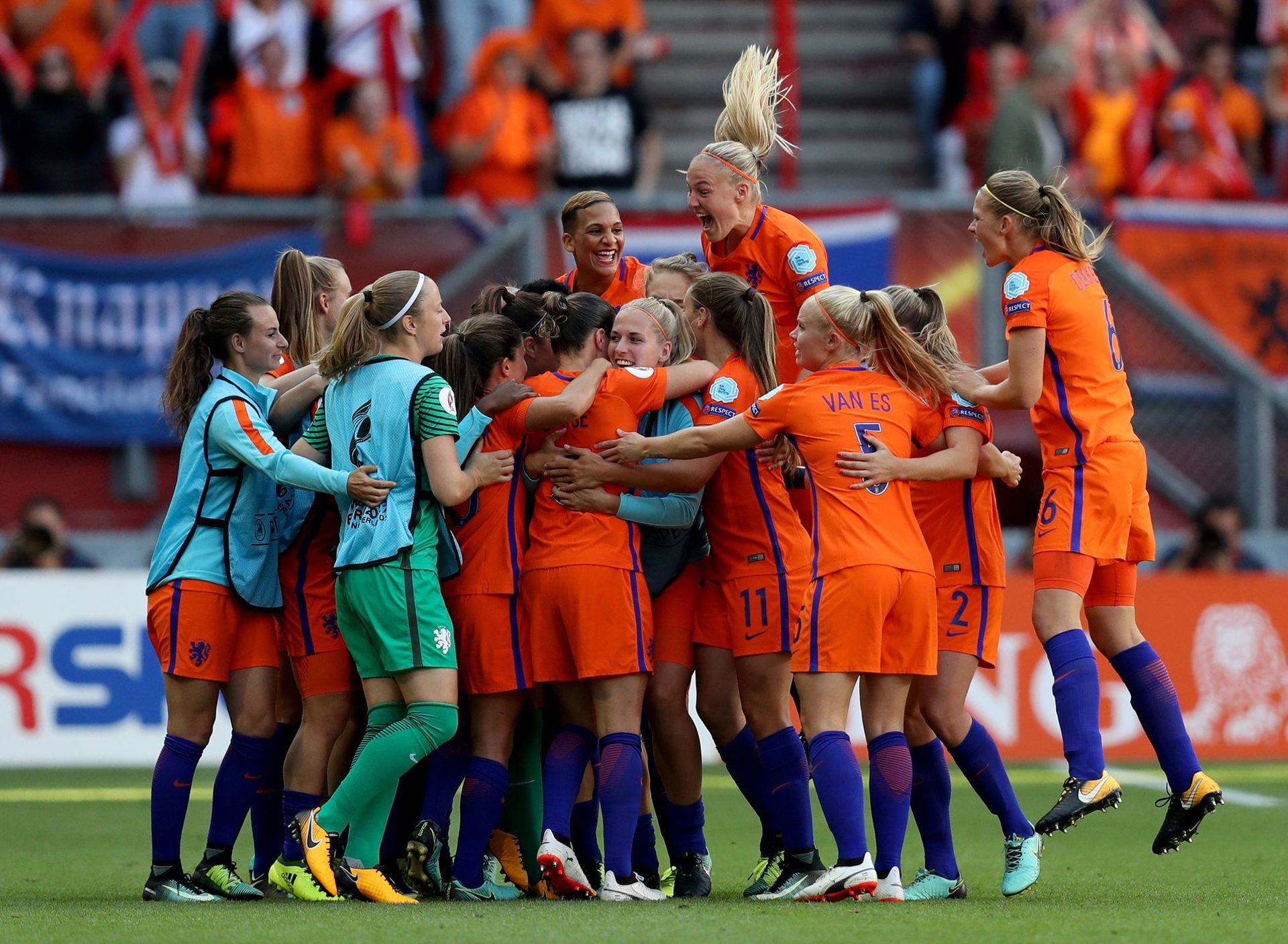 Voetbalsters vieren titel.jpg