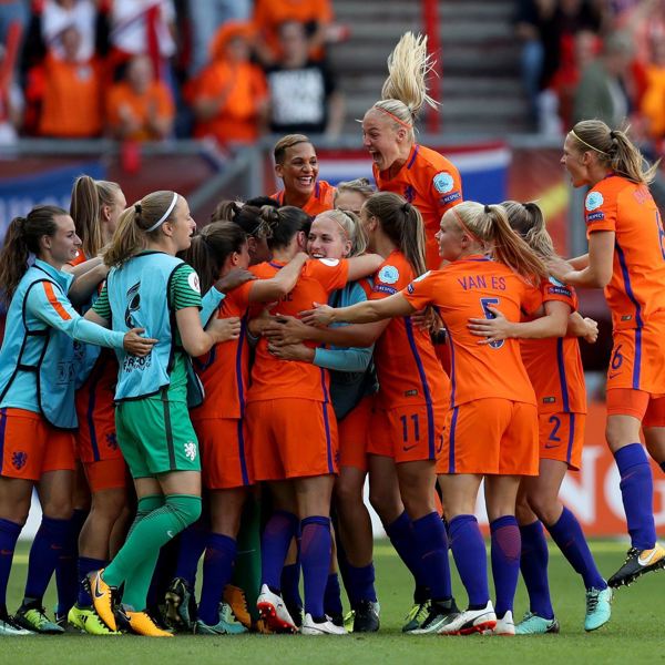 Voetbalsters vieren titel.jpg