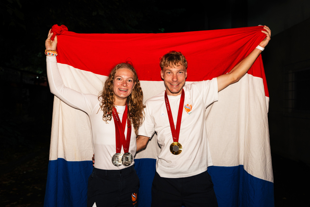 Vlaggendragers Liggend Diede En Tristan 900X600