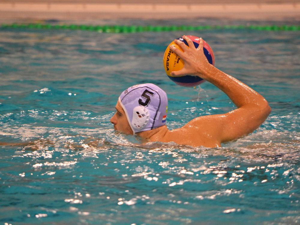 Waterpolo Luuk Gielen met bal.JPG