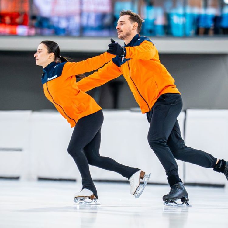 Michel En Daria Trainen Op Het Ijs