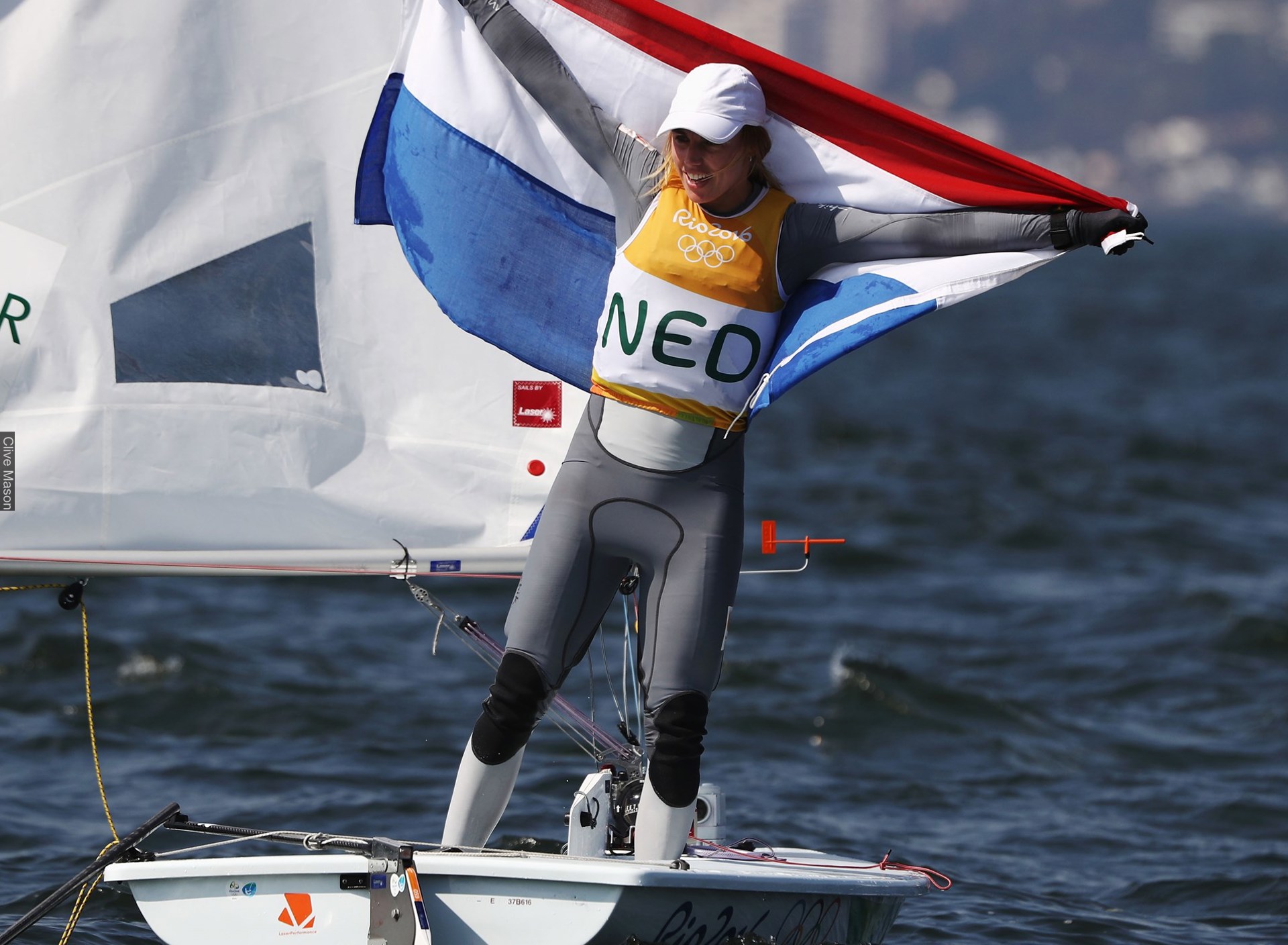 Marit Bouwmeester met vlag.jpg