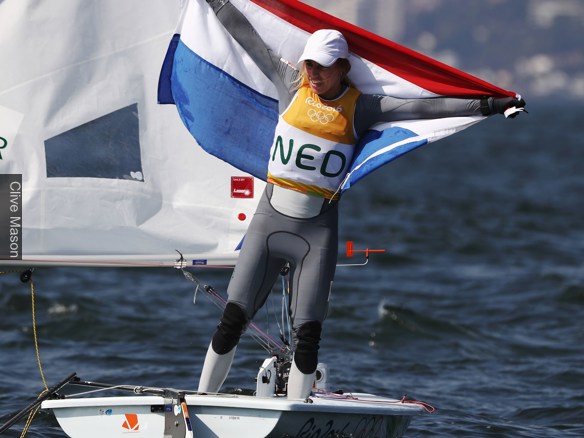 Marit Bouwmeester met vlag.jpg