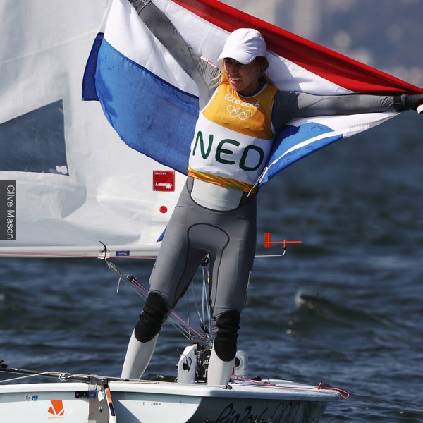 Marit Bouwmeester met vlag.jpg