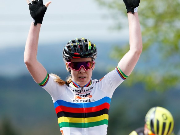 Anna Van Der Breggen In Regenboogtrui 2019 ANP 72031663
