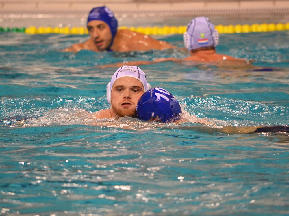 Waterpolo Ruud van der Horst verdedigt.JPG